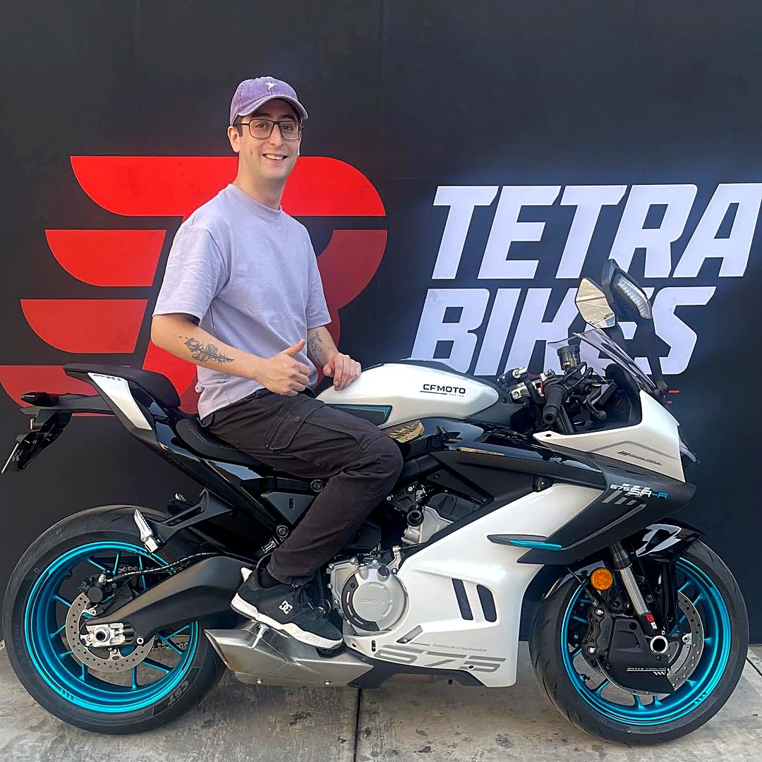 Cliente de Tetra Bikes con su Bajaj Dominar · 2024
